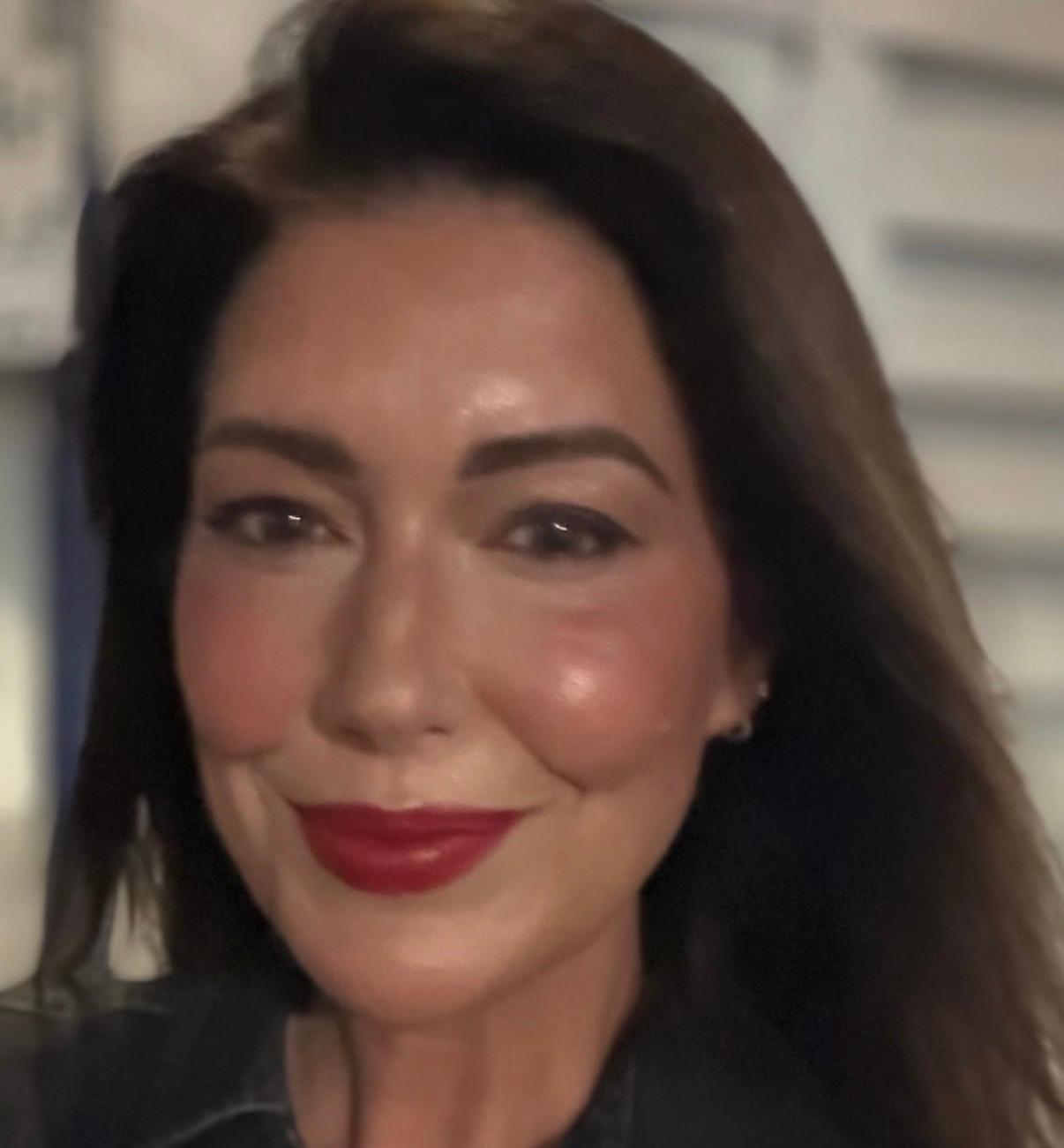 Nadine — mobile makeup artist